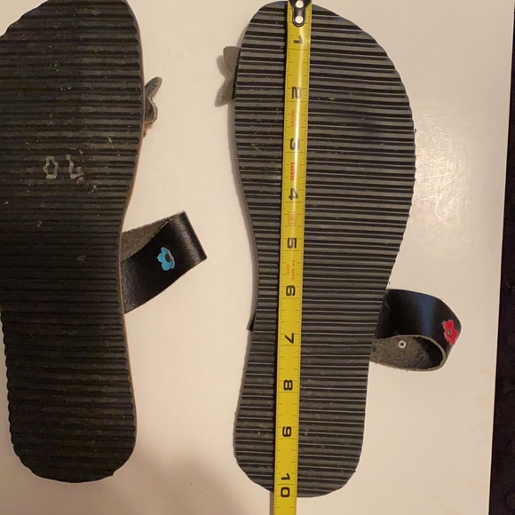 Sandals with cute flower between the toes and flowers on band. Approximately 7.5 - Picture 6 of 6